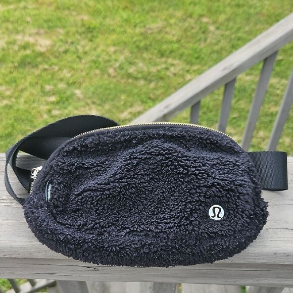 Lululemon Everywhere Belt Bag Fleece Black Sherpa Gold Zip - Picture 1 of 11